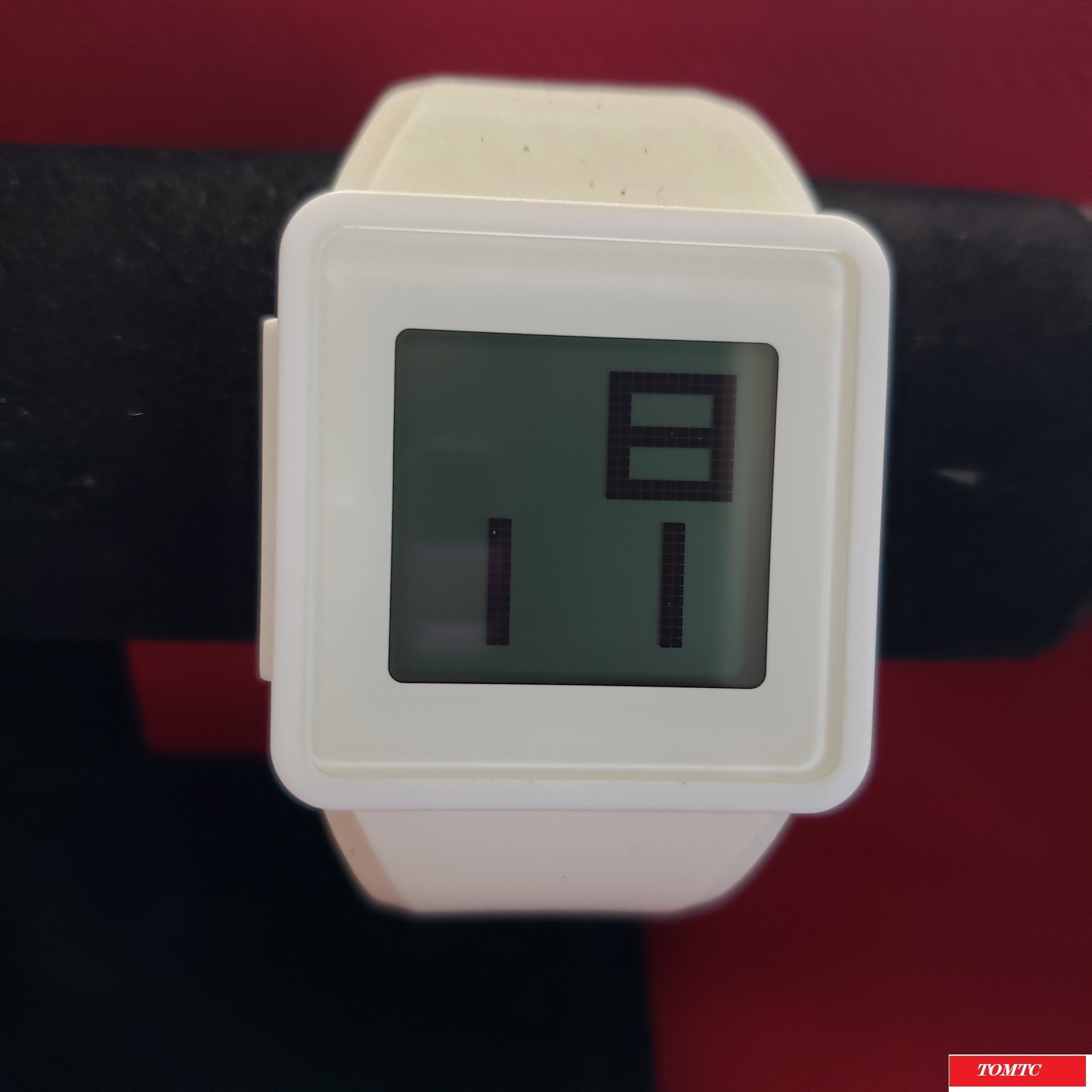Nixon “The Newton Digital” (White) 30M China Movement w/ Case[11l]