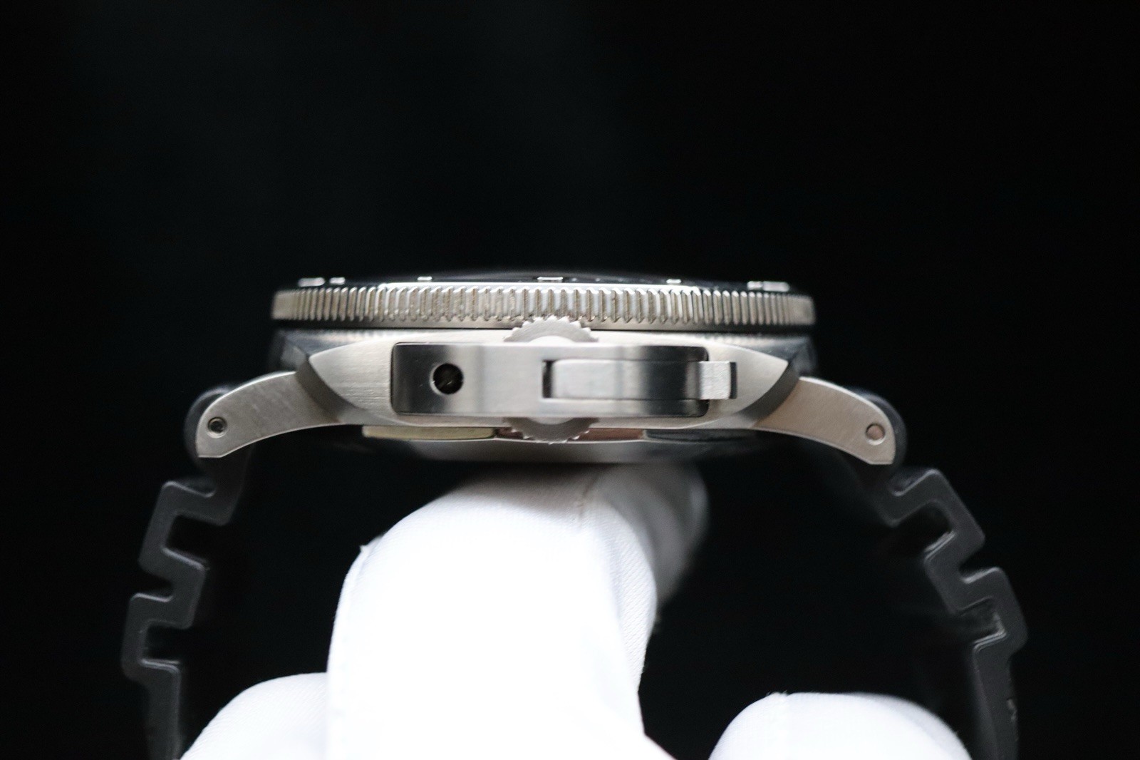 Panerai Submersible Men’s Black Baton Indexes Watch – PAM01389