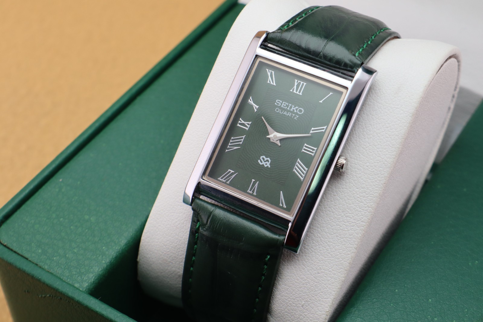 Vintage Seiko Slim Quartz Men’s Wrist Watch Green Dial with Green Strap.