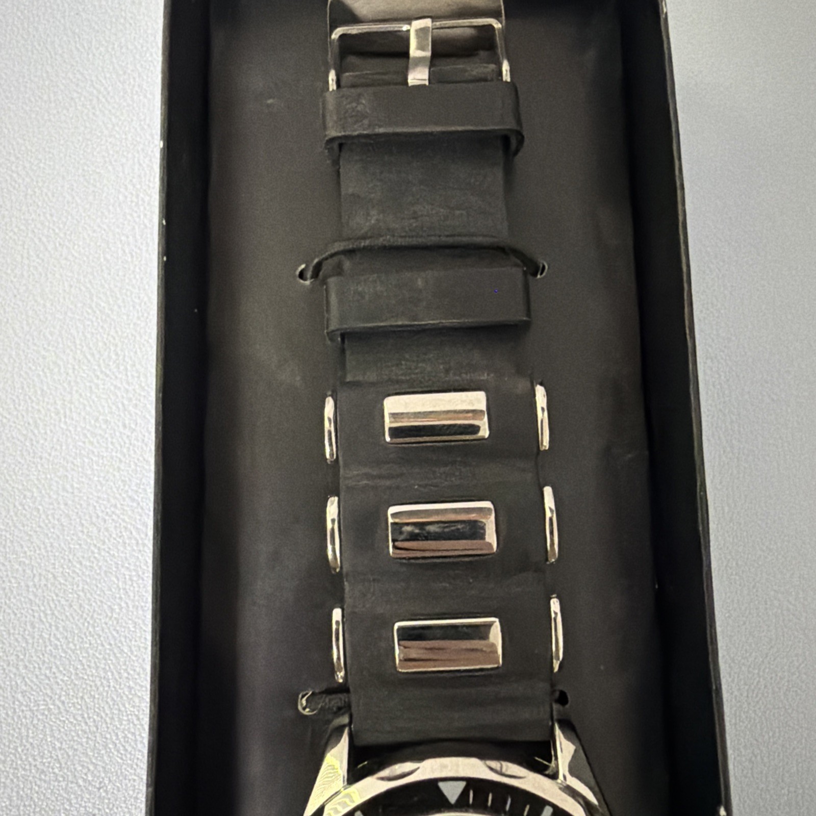 2014 AVON BATMAN WATCH SILVER TONE DIAL BLACK BAND DC COMICS-Never Used with Box