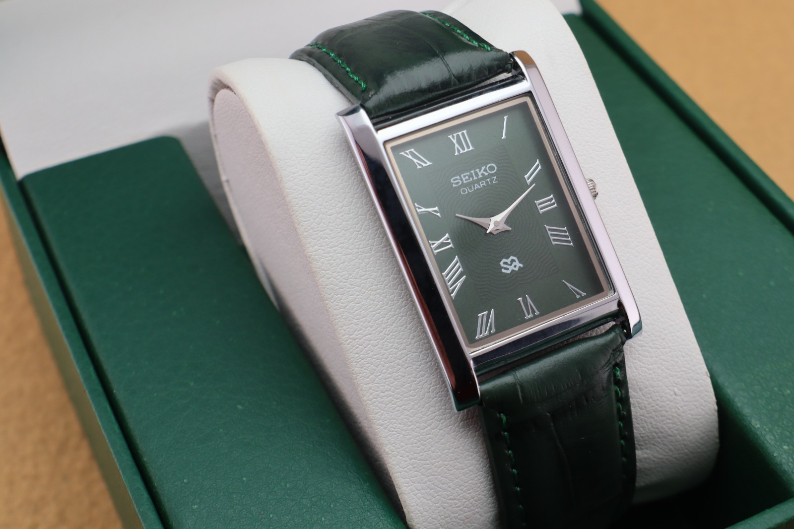 Vintage Seiko Slim Quartz Men’s Wrist Watch Green Dial with Green Strap.