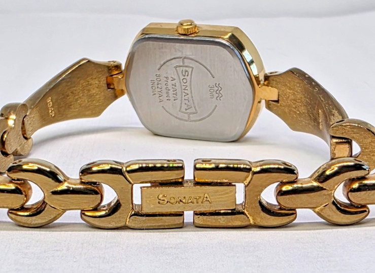 India Sonata Watch Gold Tone 8042YAA New Battery and Working
