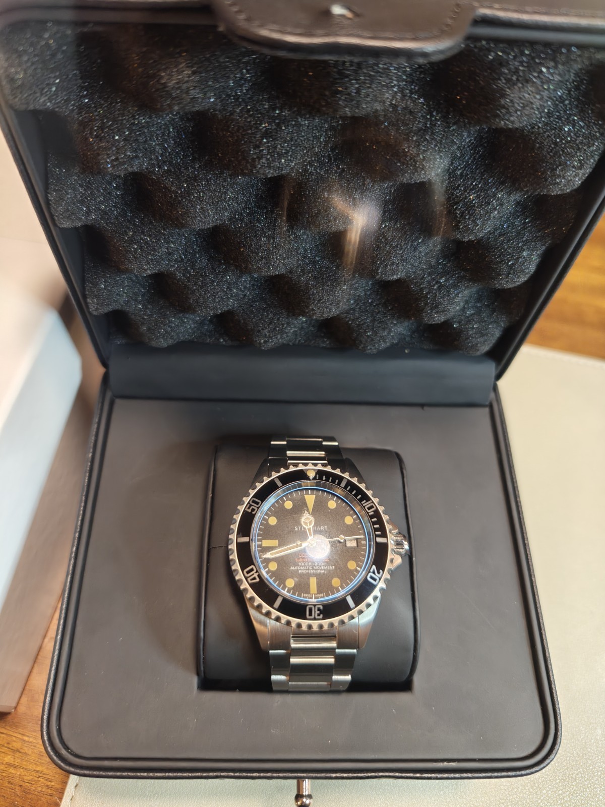 Steinhart Ocean One Vintage Red Swiss Automatic Men’s Diver Watch 103-0657