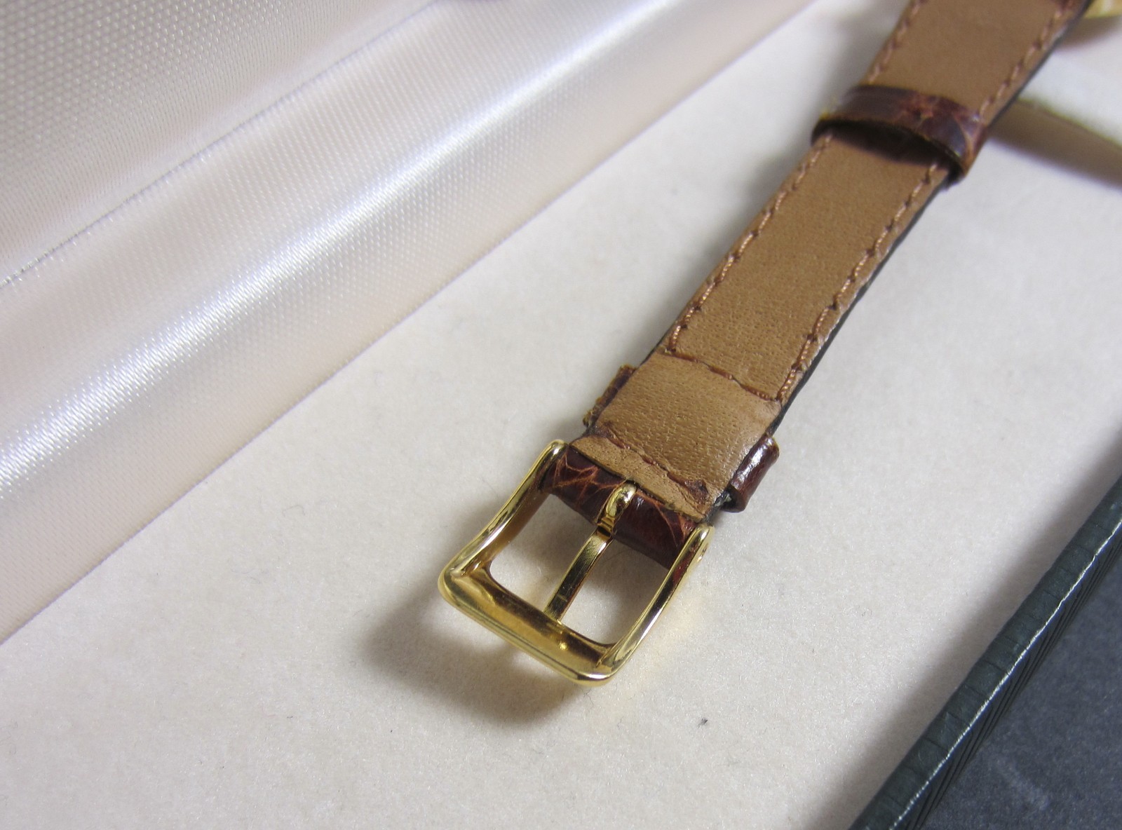 Gucci 700 L – 18K 750 Solid Gold Case Ladies Quartz Watch in Box – Pristine Cond