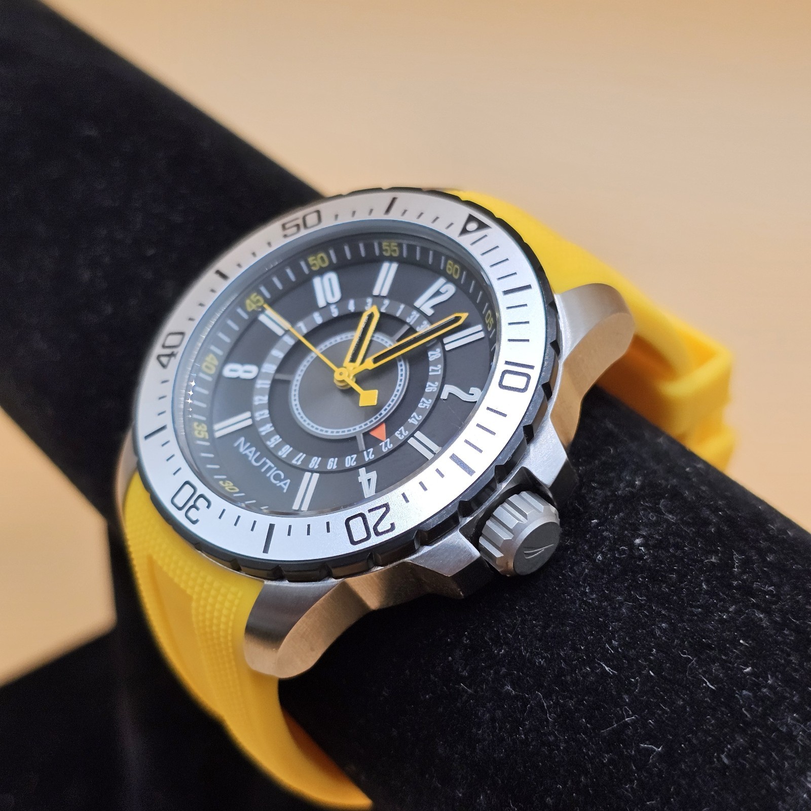 Nautica NST 15 N14663G Mens Dive Watch w/ Date Indicator New Battery