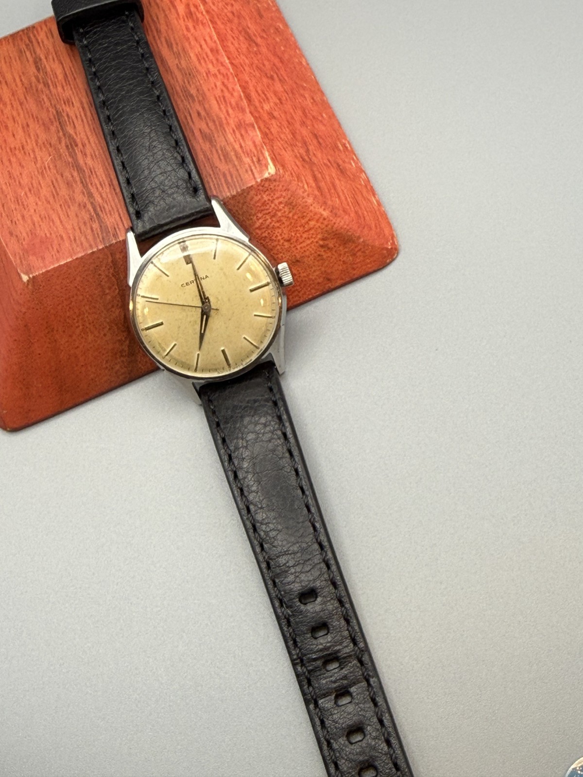 Vintage Certina 10J Swiss Mechanical Watch Stainless Steel Cream Dial 35mm