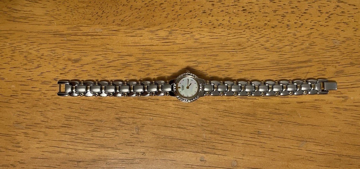 Vintage 1995 Citizen Elegance Ladies Watch 3220-S027582 Two-Tone MOP Bejeweled