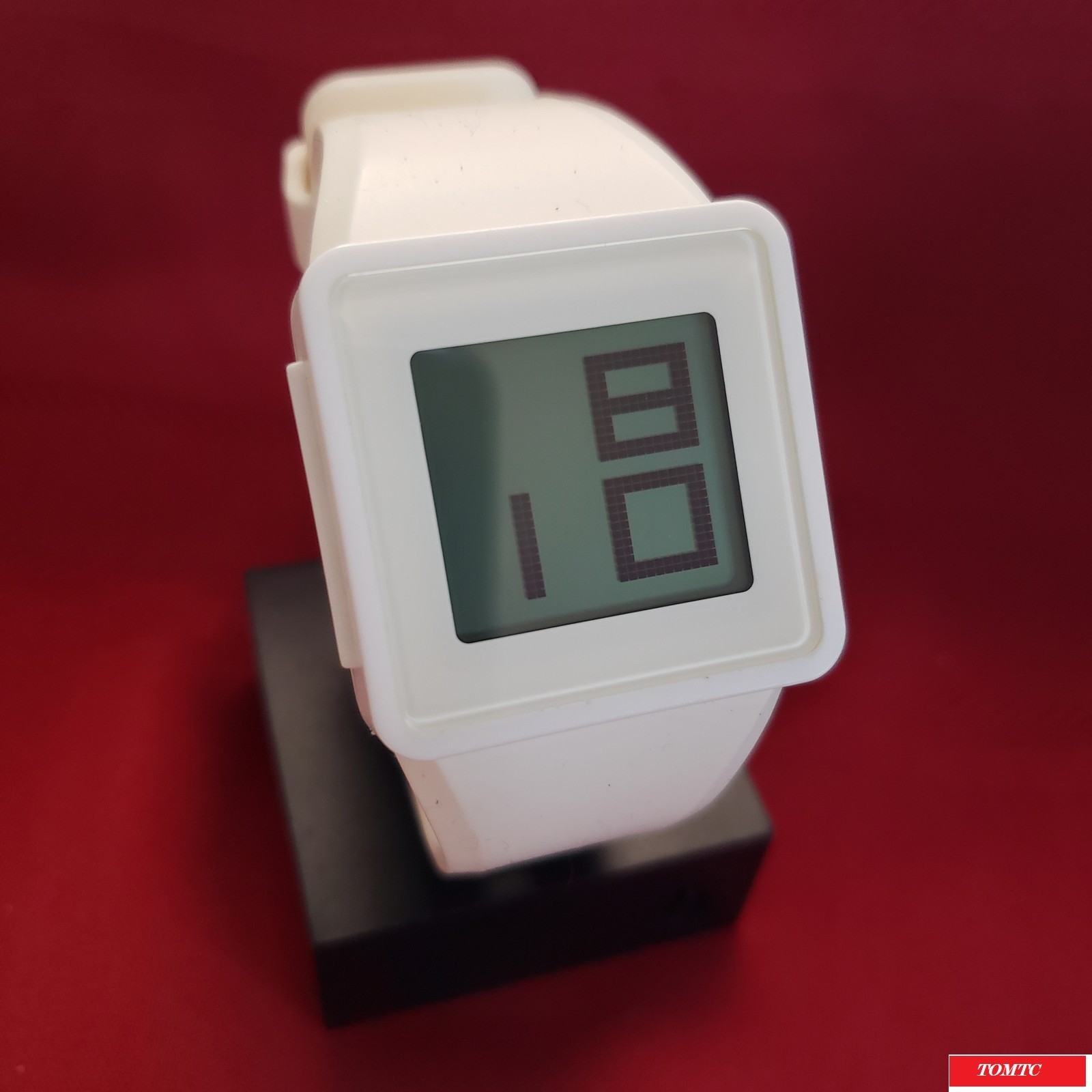 Nixon “The Newton Digital” (White) 30M China Movement w/ Case[11l]