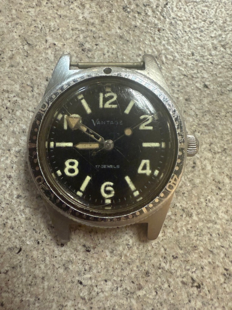 Vintage Vantage Dive Watch Manual Wind 37mm Mens Skin Diver. RUNS NO BANDS.