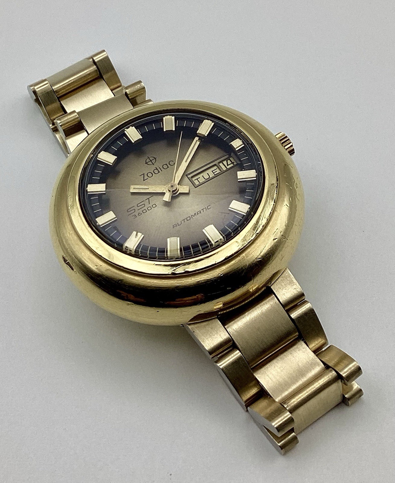 Zodiac Swiss SST 36000 UFO Case Gold G20 Day Date Automatic Keeps Perfect Time