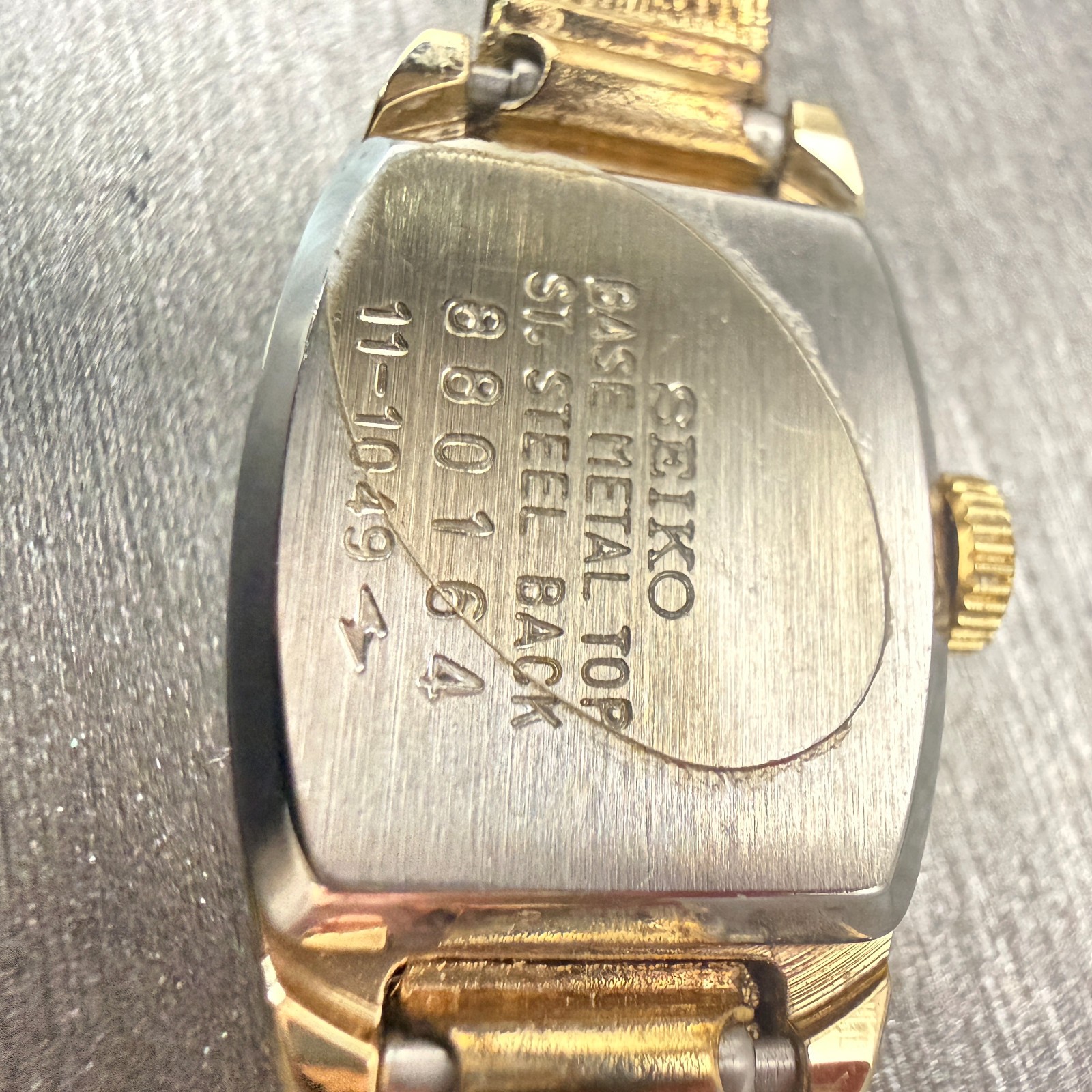 Seiko Watch Women 16mm Red Dial Gold Tone Oval 11-1049 Vintage Mechanical Works