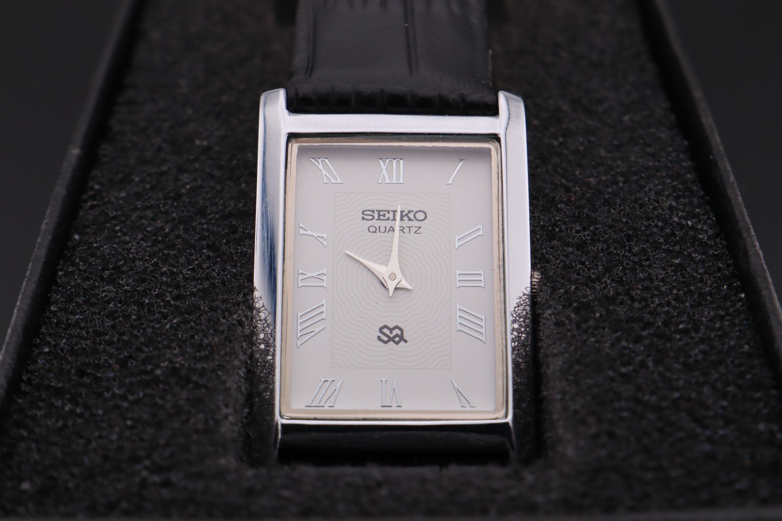 Vintage Seiko Slim White Dial Gentlemen’s Quartz Wrist Watch – FREE SHIPPING