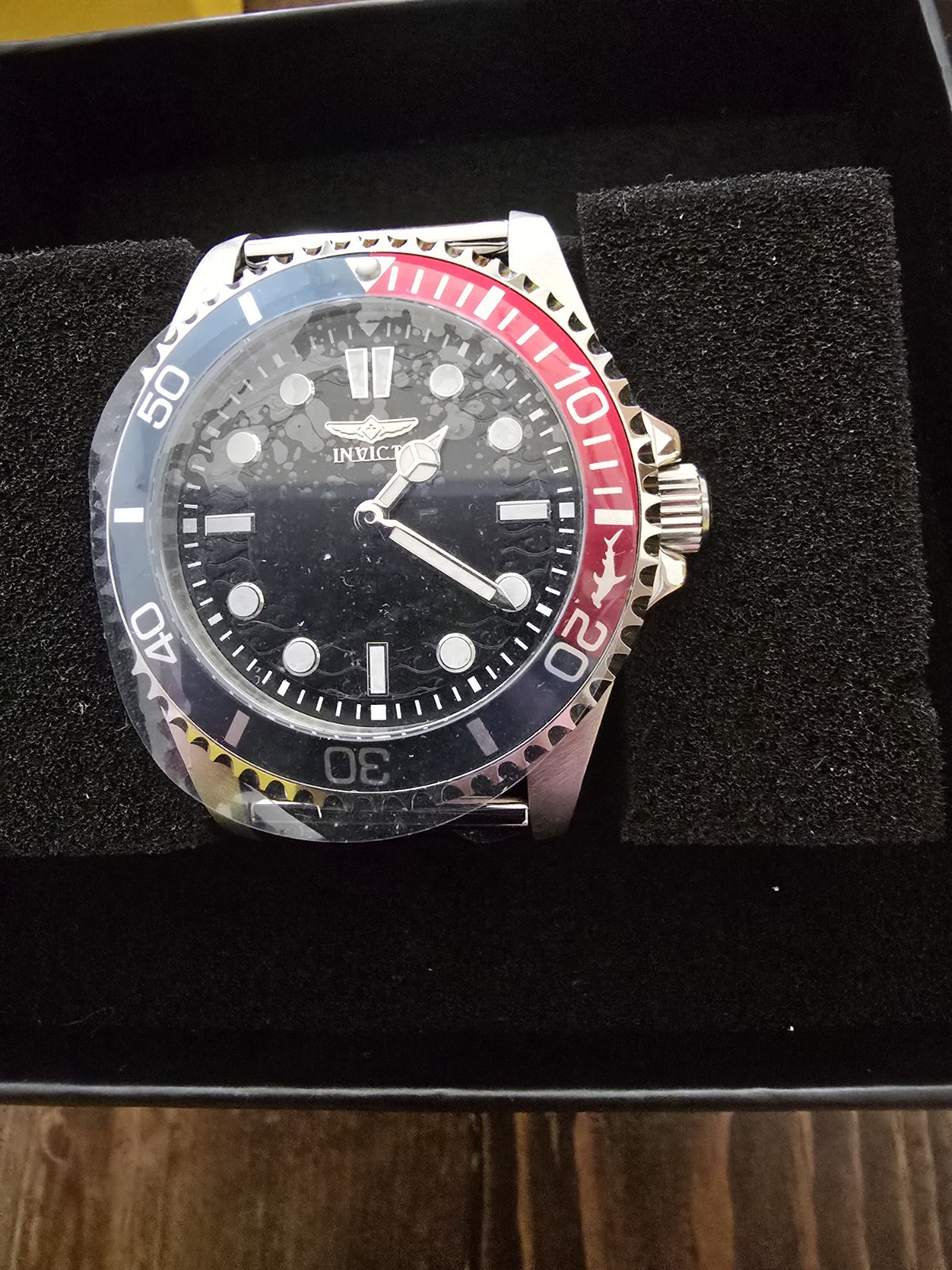 Invicta Pro Diver Quartz 200m 40-43.9mm Black Dial Red/Black Bezel Box