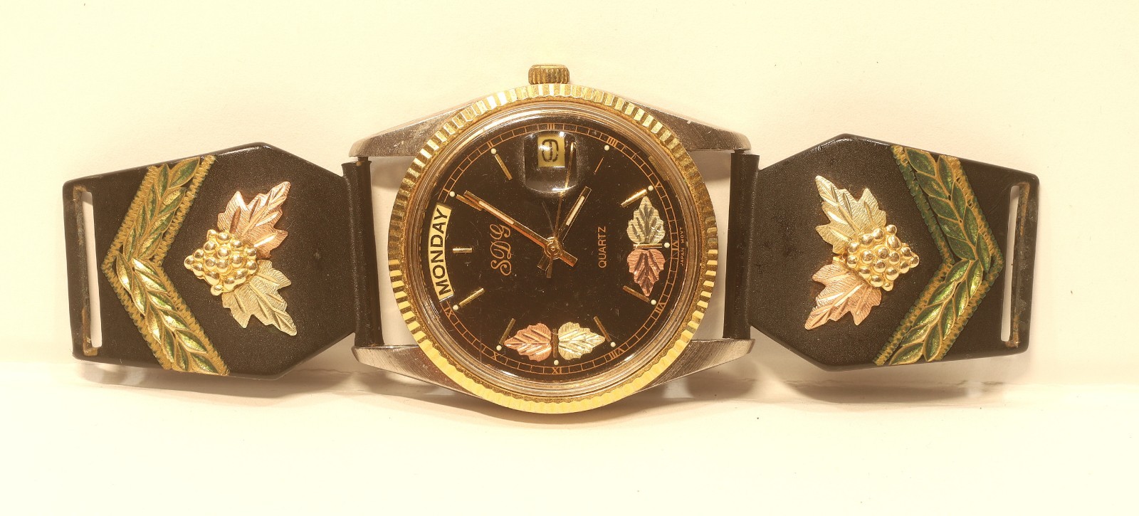 Black Hills Gold Quartz SDG Black Dial Metal Band 10k Leaf Design Watch 33mm