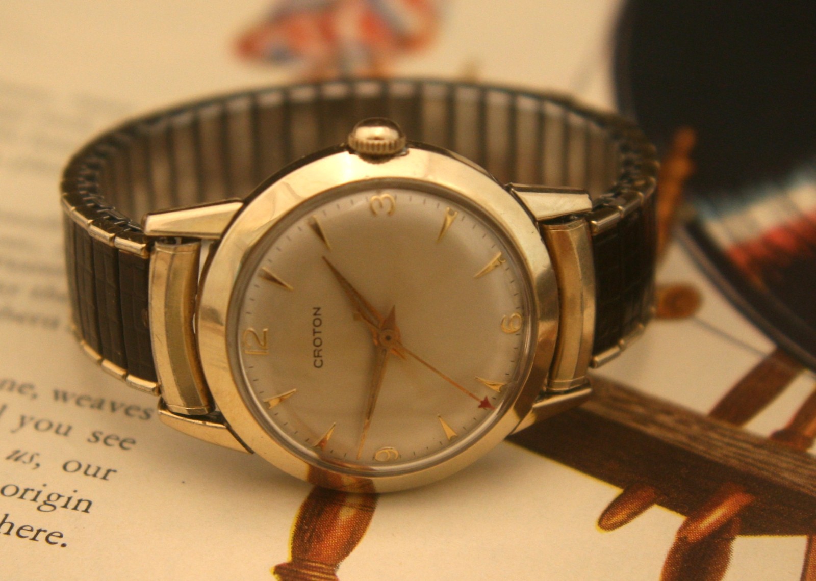 Pristine vintage 1950’s Swiss 17 jewel Croton men’s gold dress wristwatch, runs