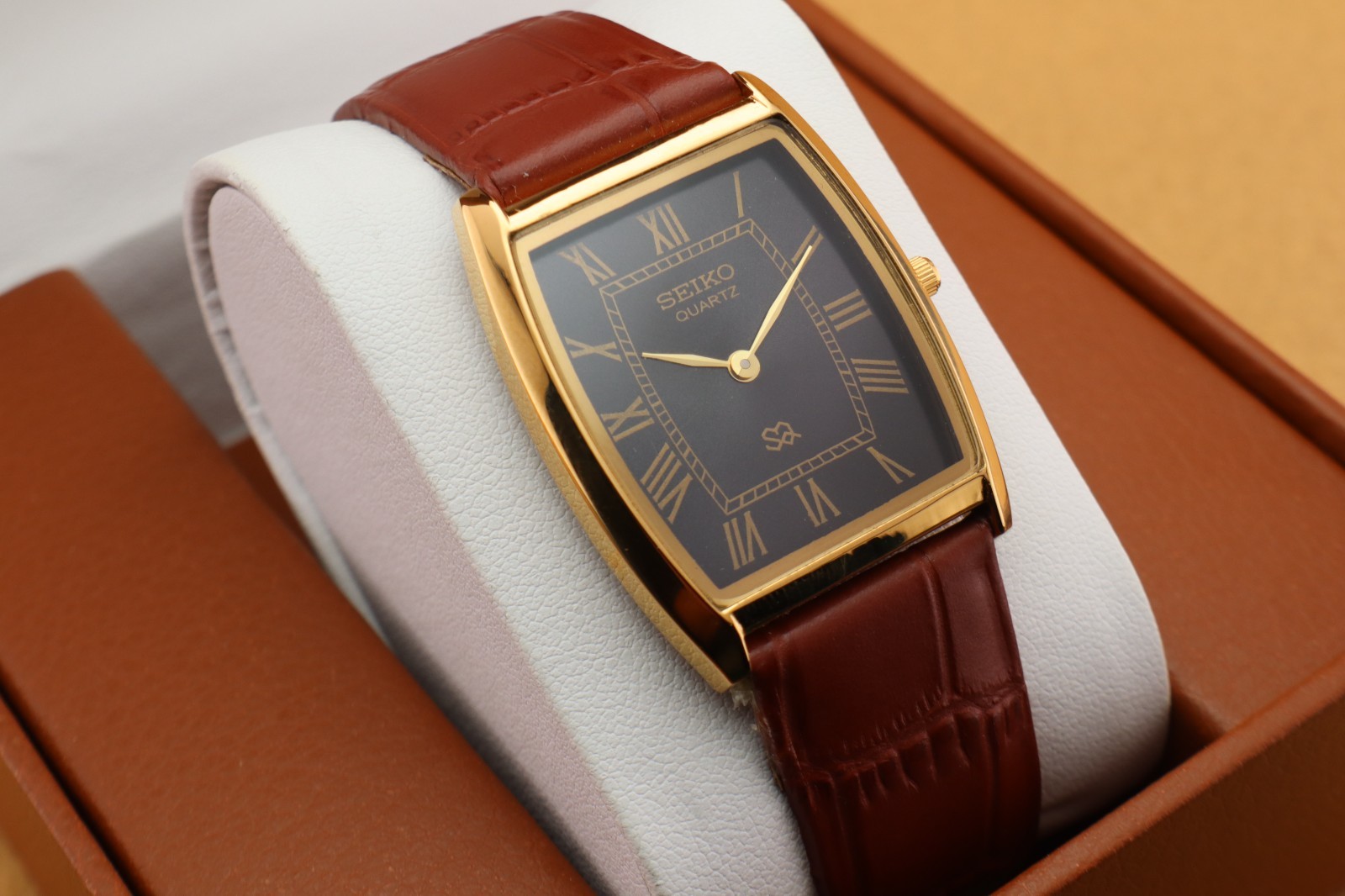 Vintage Seiko Slim Quartz Men’s Wrist Watch Black Dial with Light Brown Strap.