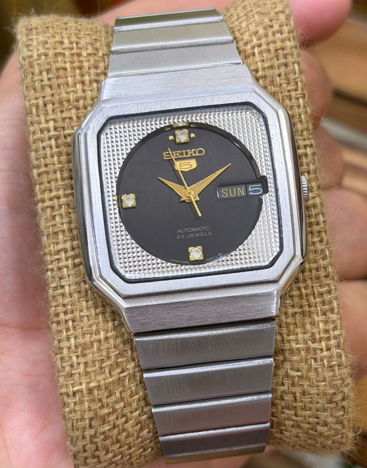 Vintage Seiko 5 Automatic 23 Jewels Day Date Men’s Watch Squaredark brown…