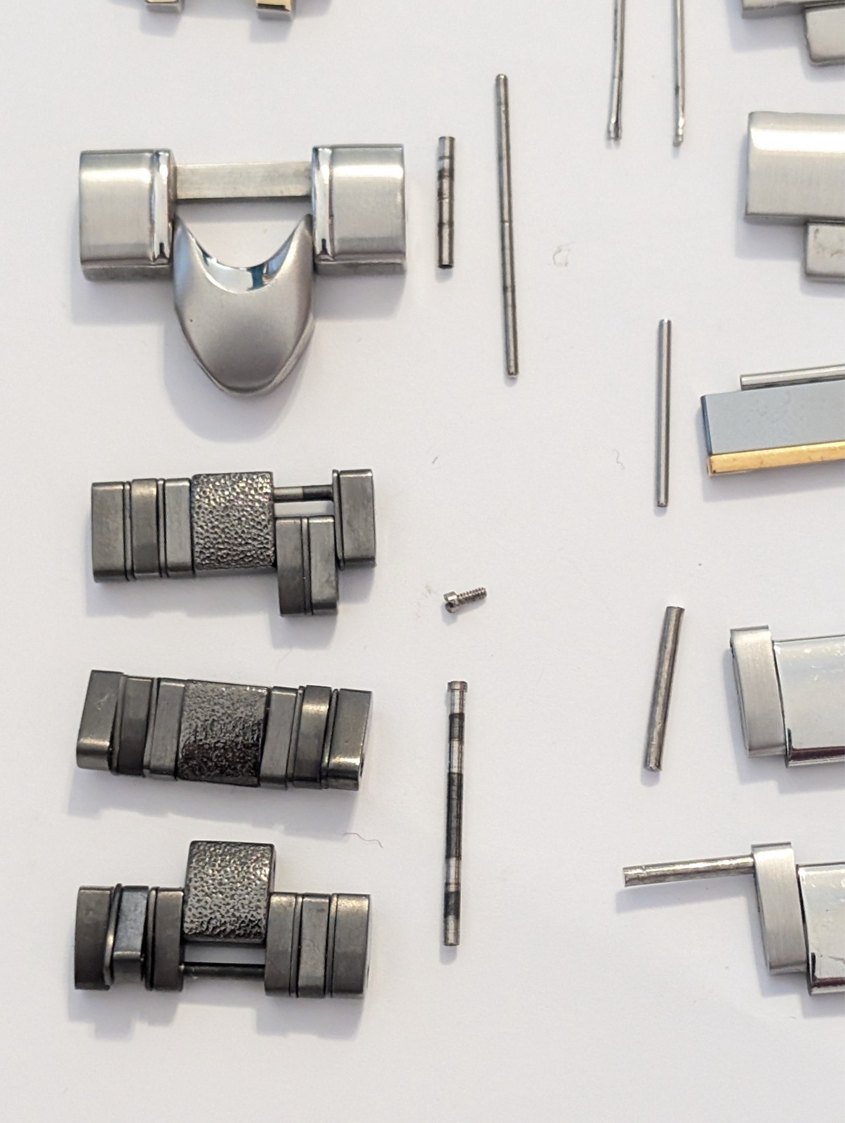Assorted luxury watch links – brands unknown