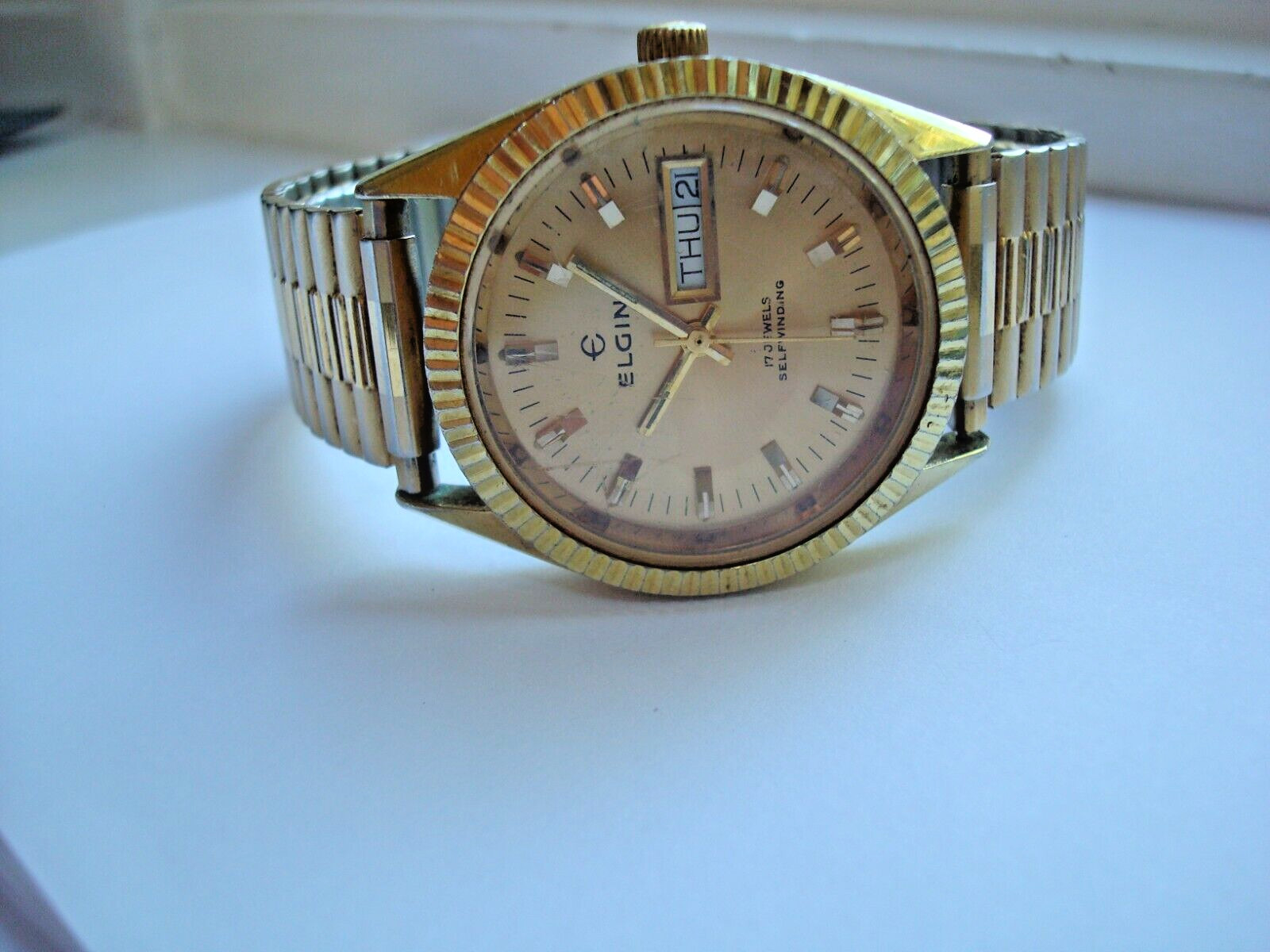 Elgin 909 Men’s Automatic Watch 17 Jewels Fluted Bezel Day Date Quick Set Runs