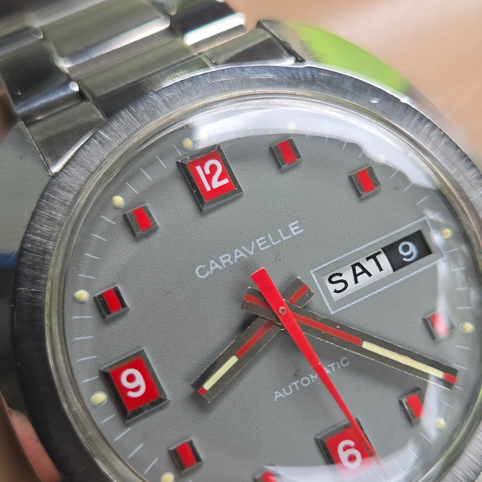 Vintage CARAVELLE men’s automatic watch day/date Grey dial red hour markers 1973