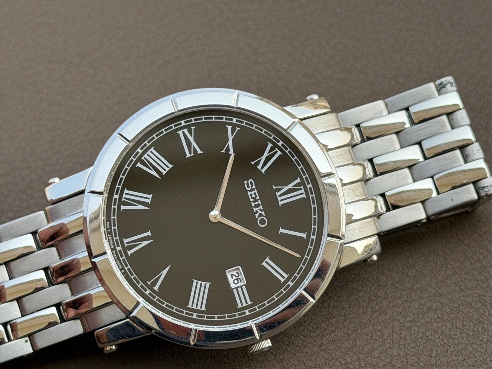 Vintage Seiko Quartz Wristwatch — Silver Case, Roman Numerals, Black Dial S-131
