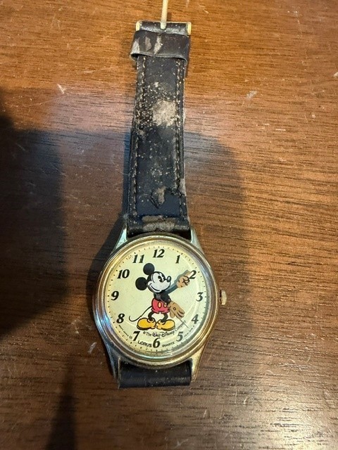 Disney Mickey Mouse watch. V515-6000 A1