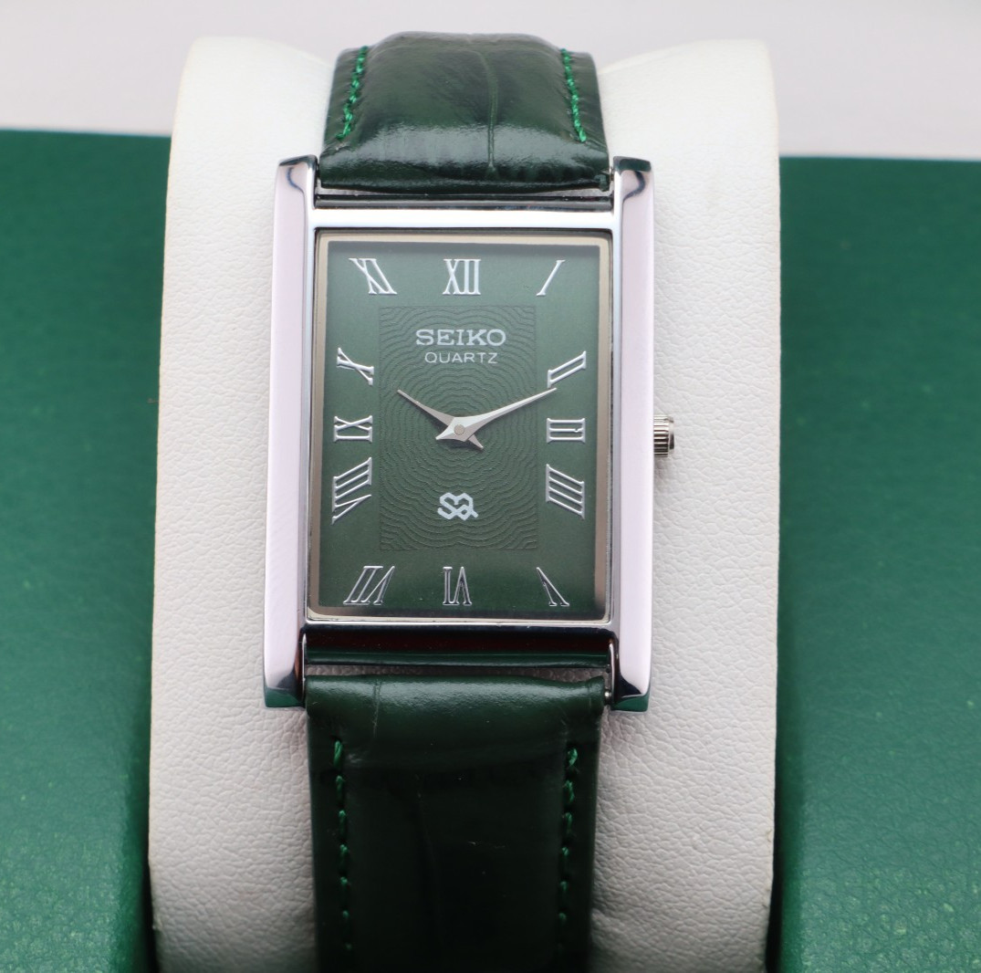 Vintage Seiko Slim Quartz Men’s Wrist Watch Green Dial with Green Strap.