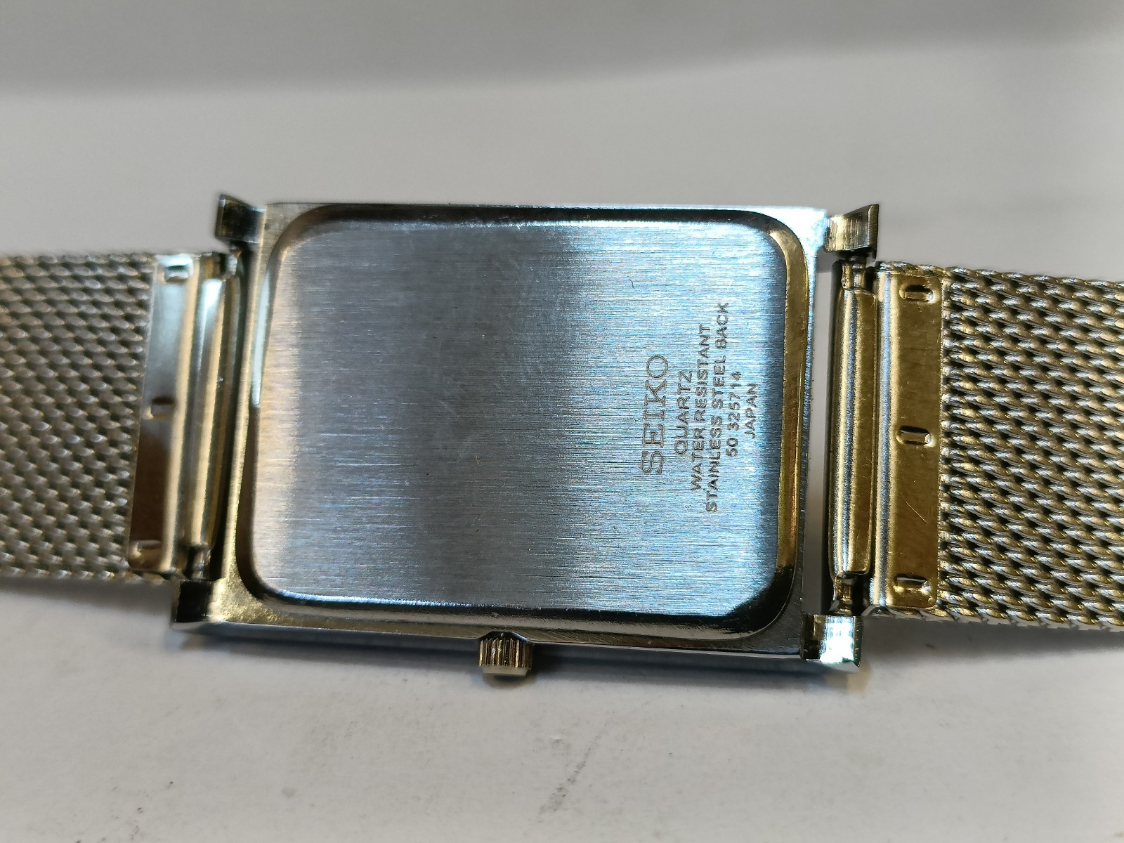 VINTAGE SEIKO SLIM QUARTZ GRAY DIAL JAPAN MEN’S WORKING DRESS WATCH