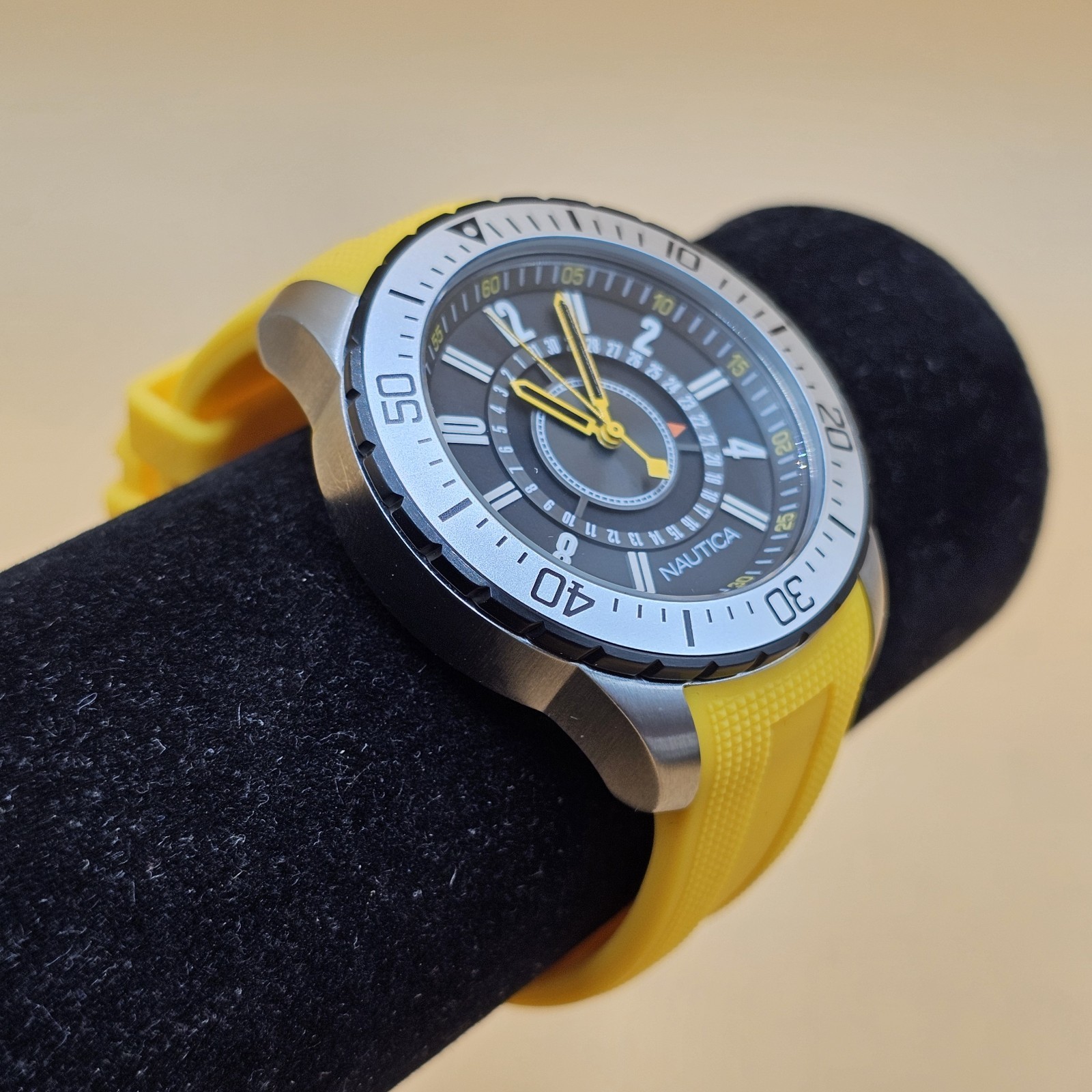 Nautica NST 15 N14663G Mens Dive Watch w/ Date Indicator New Battery