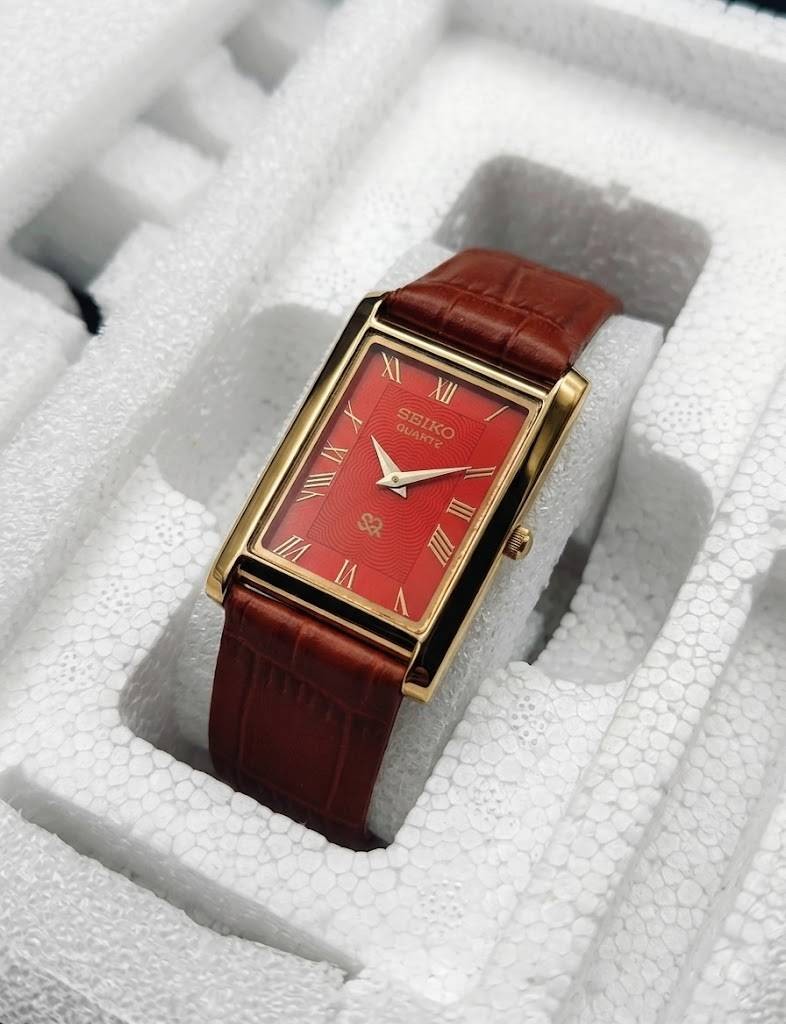 Vintage Seiko Vintage Quartz Watch Red Dial Men’s Slim Classic Wristwatch F/S