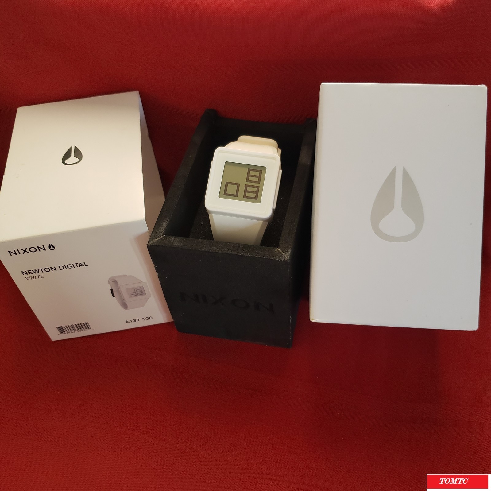 Nixon “The Newton Digital” (White) 30M China Movement w/ Case[11l]