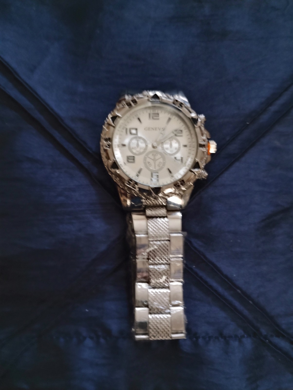 Geneva Men’s Analog Silver Metal Wristwatch Round 12-Hour Dial Casual/Fashion