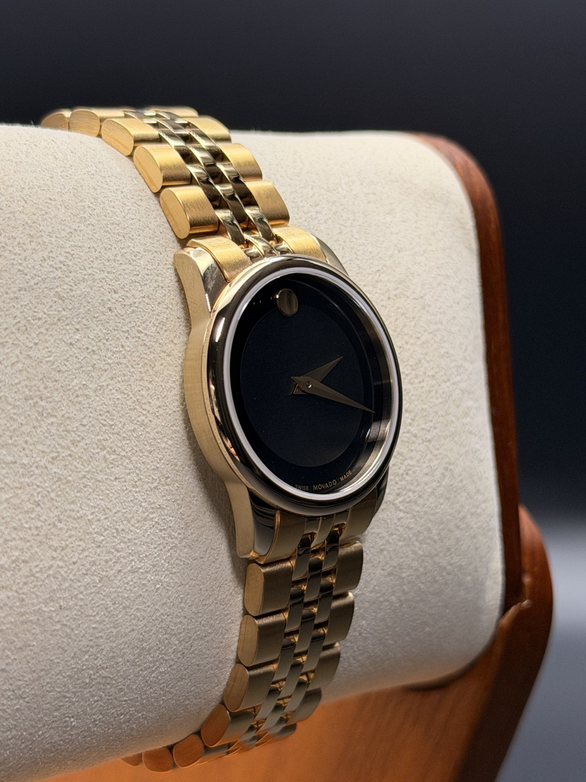 NEW MOVADO MUSEUM WOMEN’S GOLD TONE BLACK DIAL 28MM WATCH 0607005