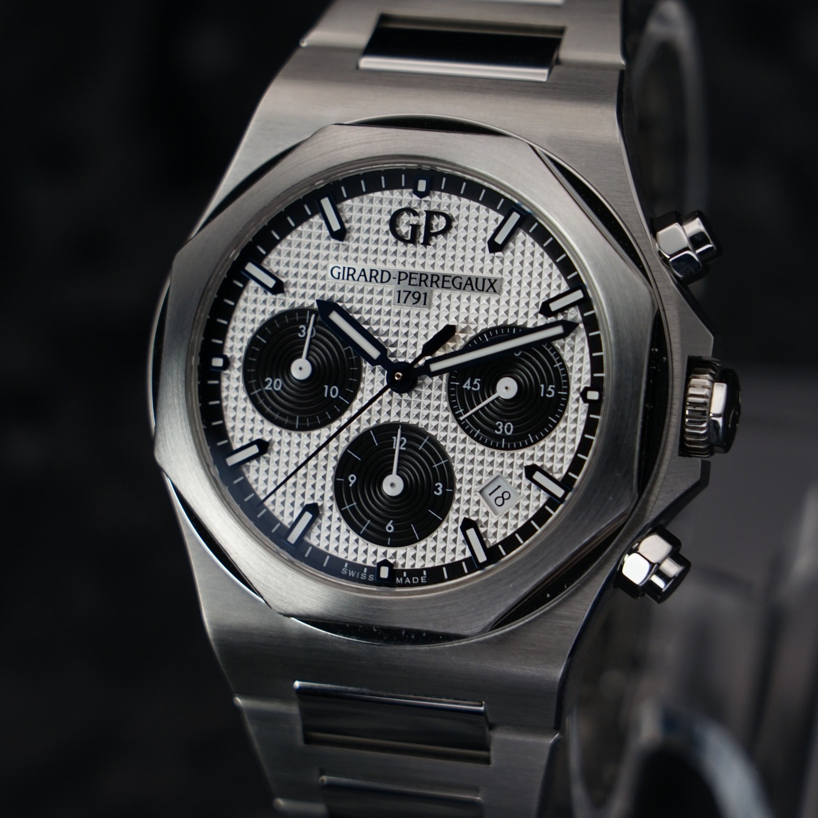 Girard-Perregaux Laureato Panda Chronograph 42mm – 81020-11-131-11A – Full Set