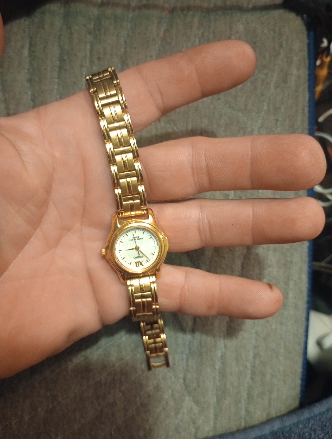Ladies Seiko Watch 5 Bar V701-2J10