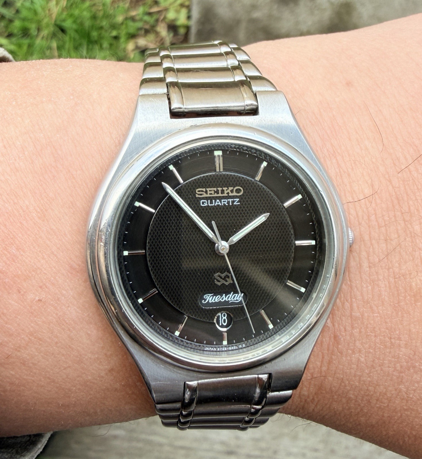 1999 Seiko Quartz SQ 5Y23-8B70 Vintage Day/Date Hobnail Dial
