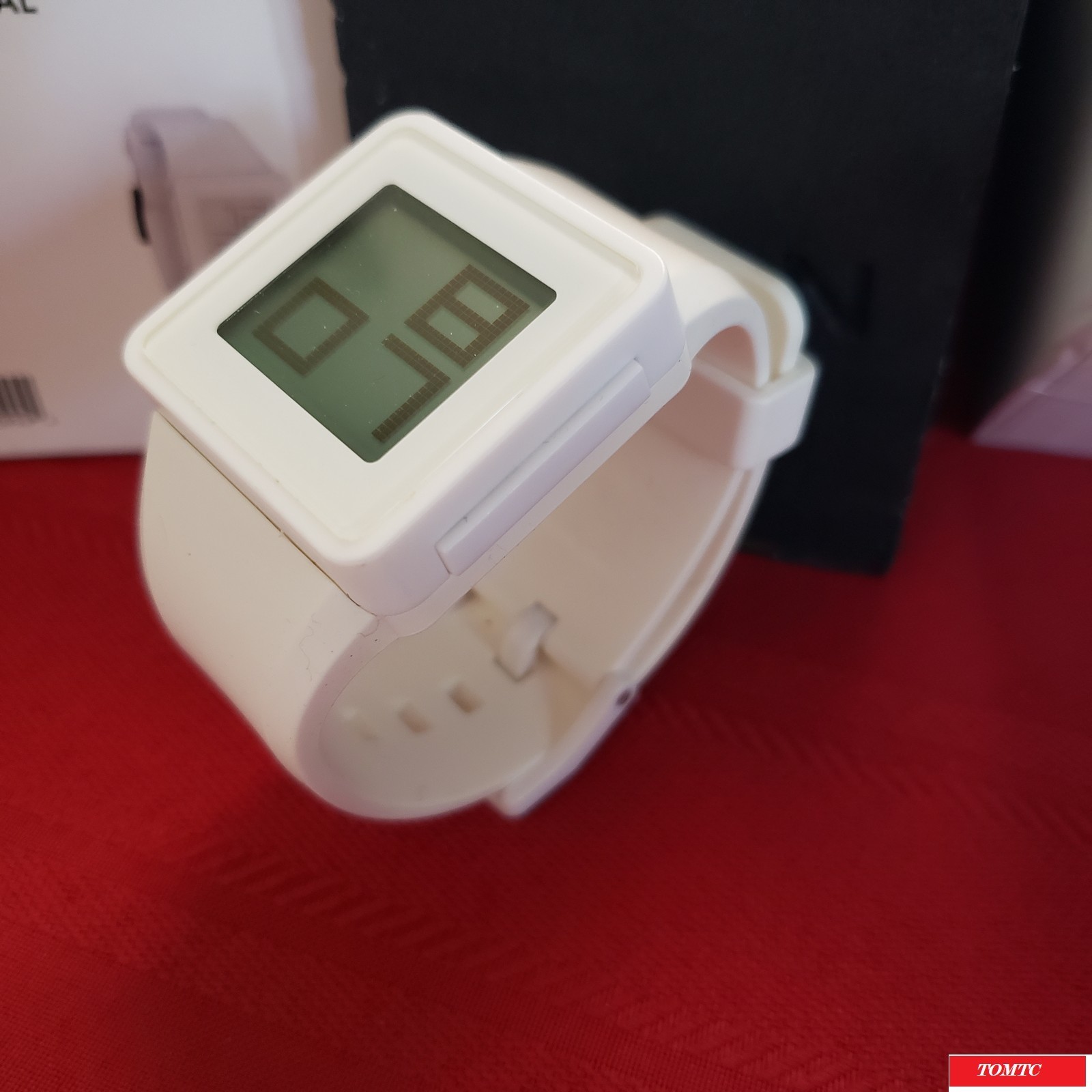 Nixon “The Newton Digital” (White) 30M China Movement w/ Case[11l]