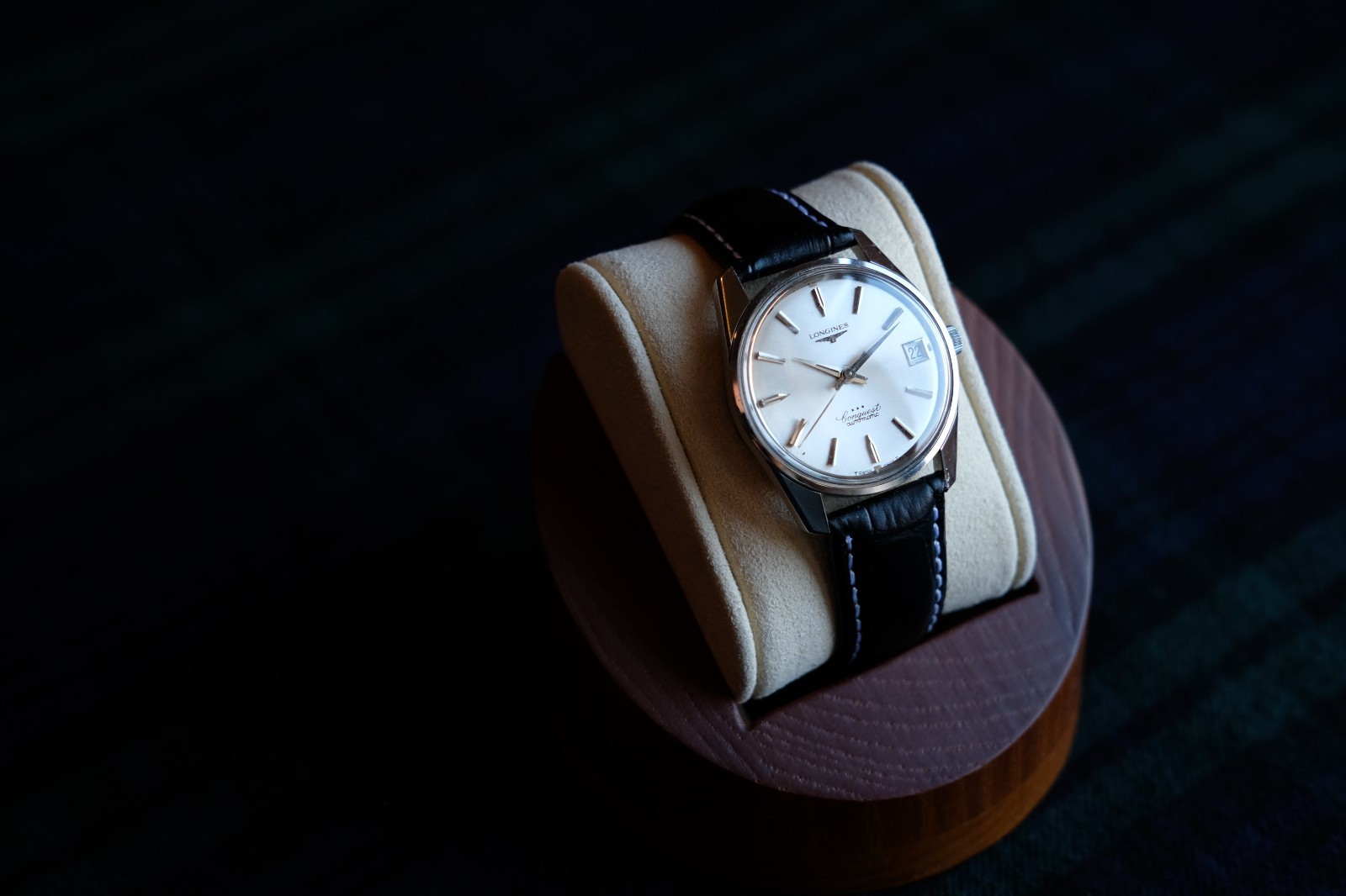 Longines Conquest vintage dress automatic men’s date window stamped caseback