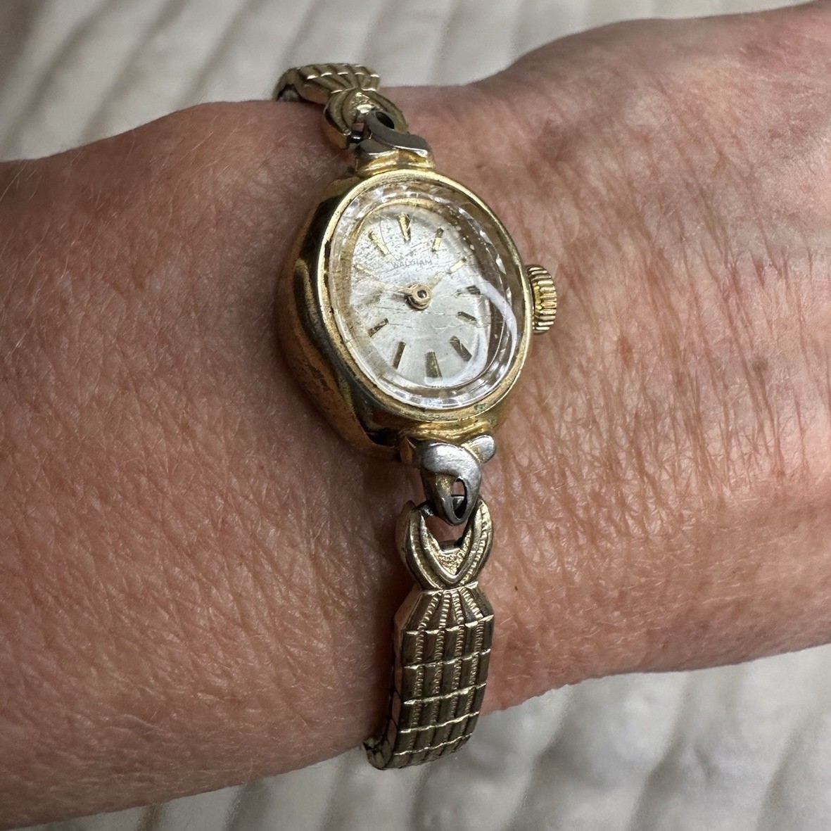 Waltham Women’s Gold Oval Swiss Analog Wristwatch Bracelet Baton Indexes