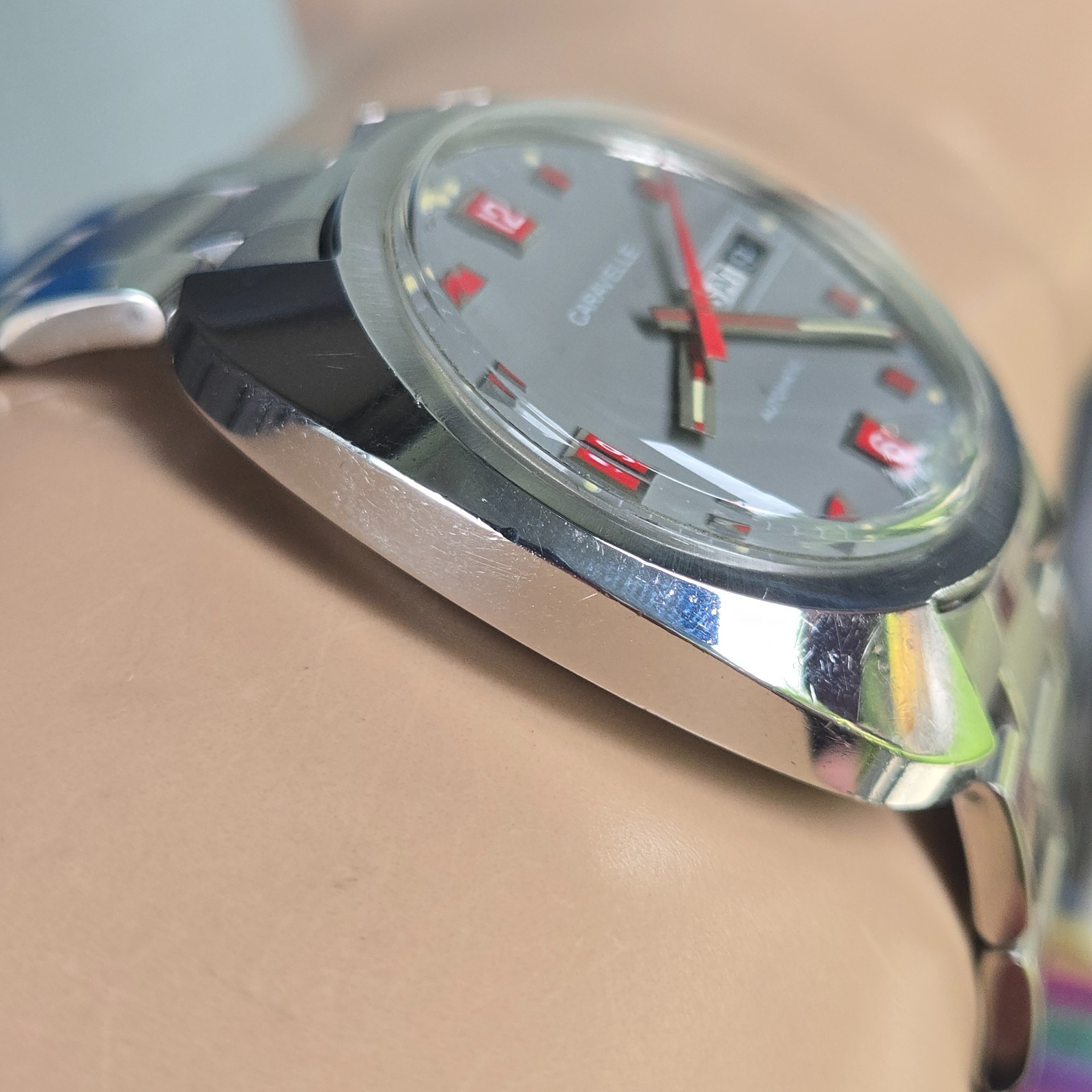 Vintage CARAVELLE men’s automatic watch day/date Grey dial red hour markers 1973