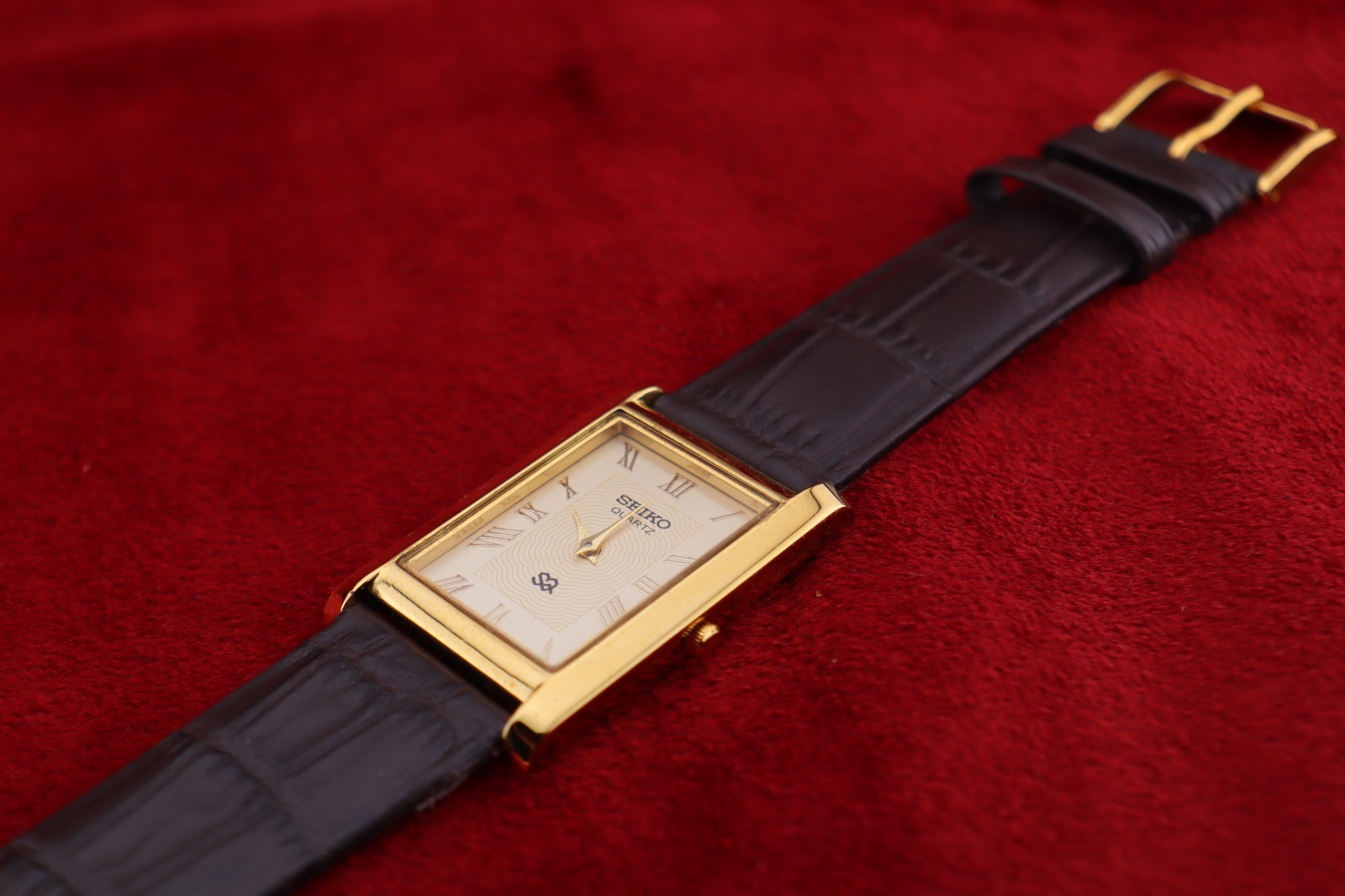 ⌚✨ Vintage Seiko Slim Quartz Gentlemen’s Gold Dial ,Dark Brown Dress Watch