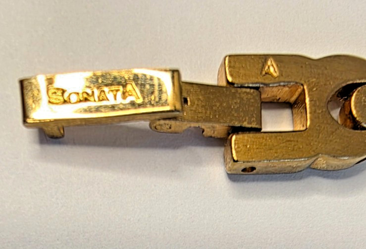 India Sonata Watch Gold Tone 8042YAA New Battery and Working