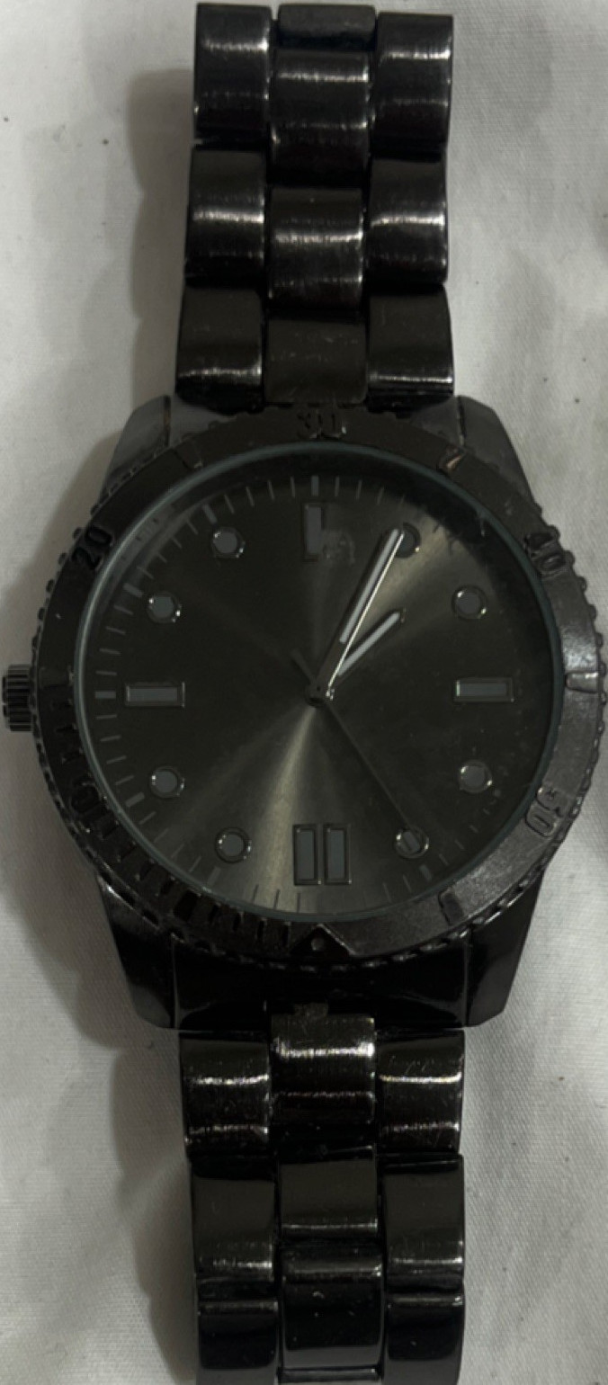Black Quartz Analog Wristwatch Black Dial Metal Bracelet Round Baton Indexes