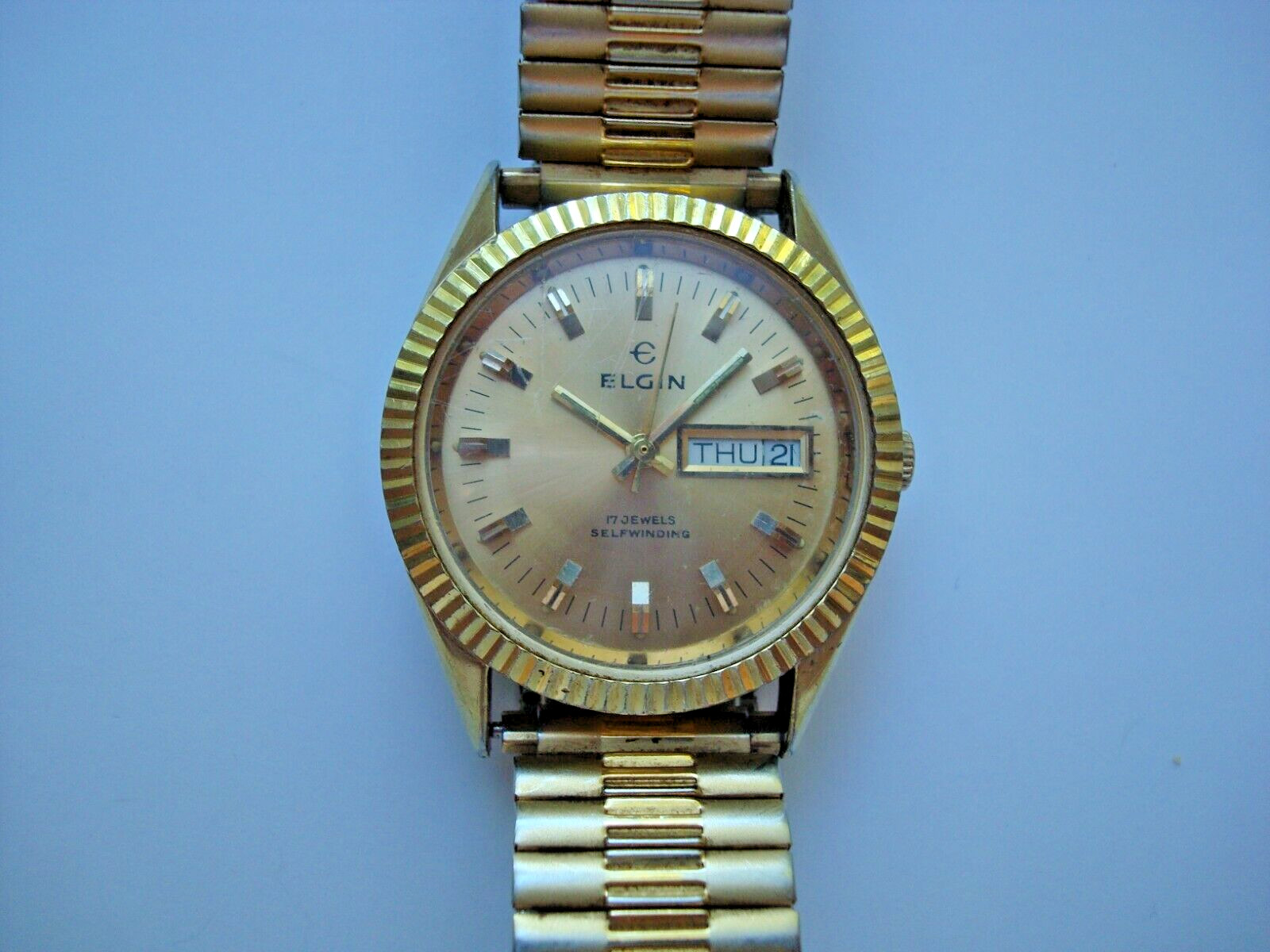 Elgin 909 Men’s Automatic Watch 17 Jewels Fluted Bezel Day Date Quick Set Runs