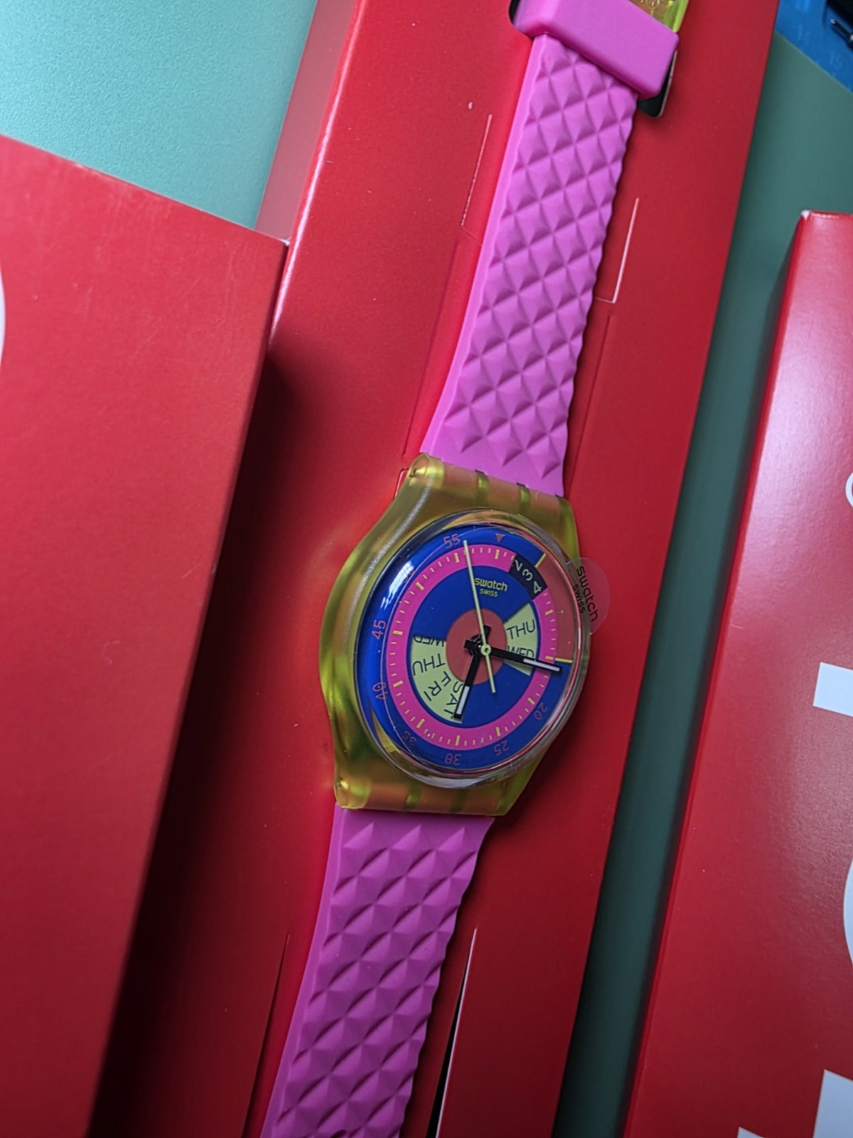 SWATCH STANDARD 2023 – SO28J700 – Shades Of Neon – New