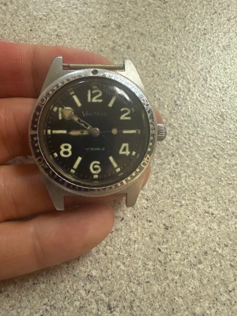 Vintage Vantage Dive Watch Manual Wind 37mm Mens Skin Diver. RUNS NO BANDS.