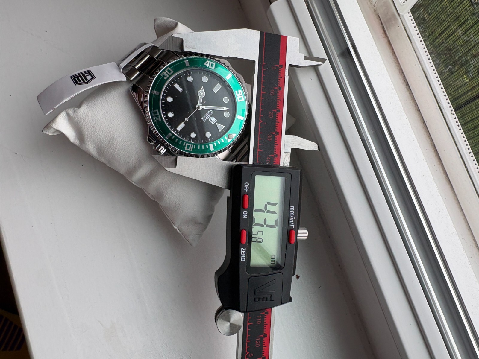 Montres Prestige Men’s Quartz Watch 43mm Black Dial Green Bezel Steel
