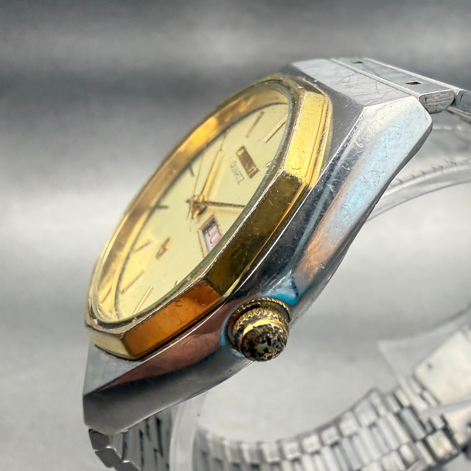 Citizen CQ Watch Men 34mm Champagne Dial Two Tone Daydate Round 3801-289536 VTG