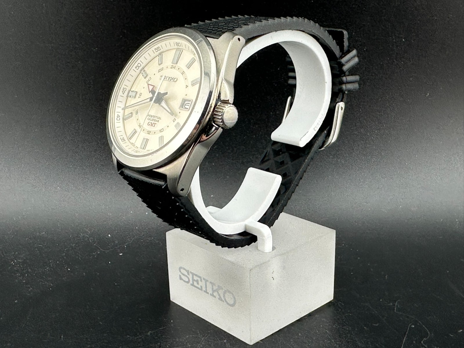 SeikoPerpetual Calendar GMT Men’s Cream Dial Date 40mm Quartz Watch 8F56-00M0