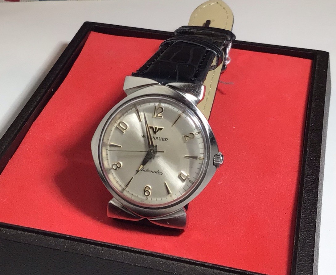 Vintage WITTNAUER AUTOMATIC,Cal. 11 SR,17J,Rare Bow Tie Lugs,Ca.1960s,Working.